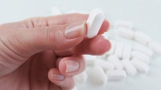 Kvůli tomu, že antibiotika přestávají zabírat, zemřou stovky lidí ročně. Co můžeme dělat jinak?