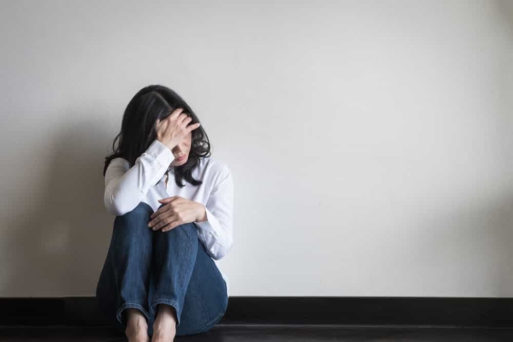 Pacienti s Tourettovým syndromem jsou často vyčleňováni ze společnosti, a kvůli tomu se u nich rozvíjí stavy úzkosti, deprese, zvýšená agresivita a poruchy spánku.