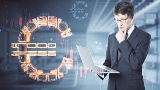 Digitální euro - znak eura a zamyšlený muž u počítače